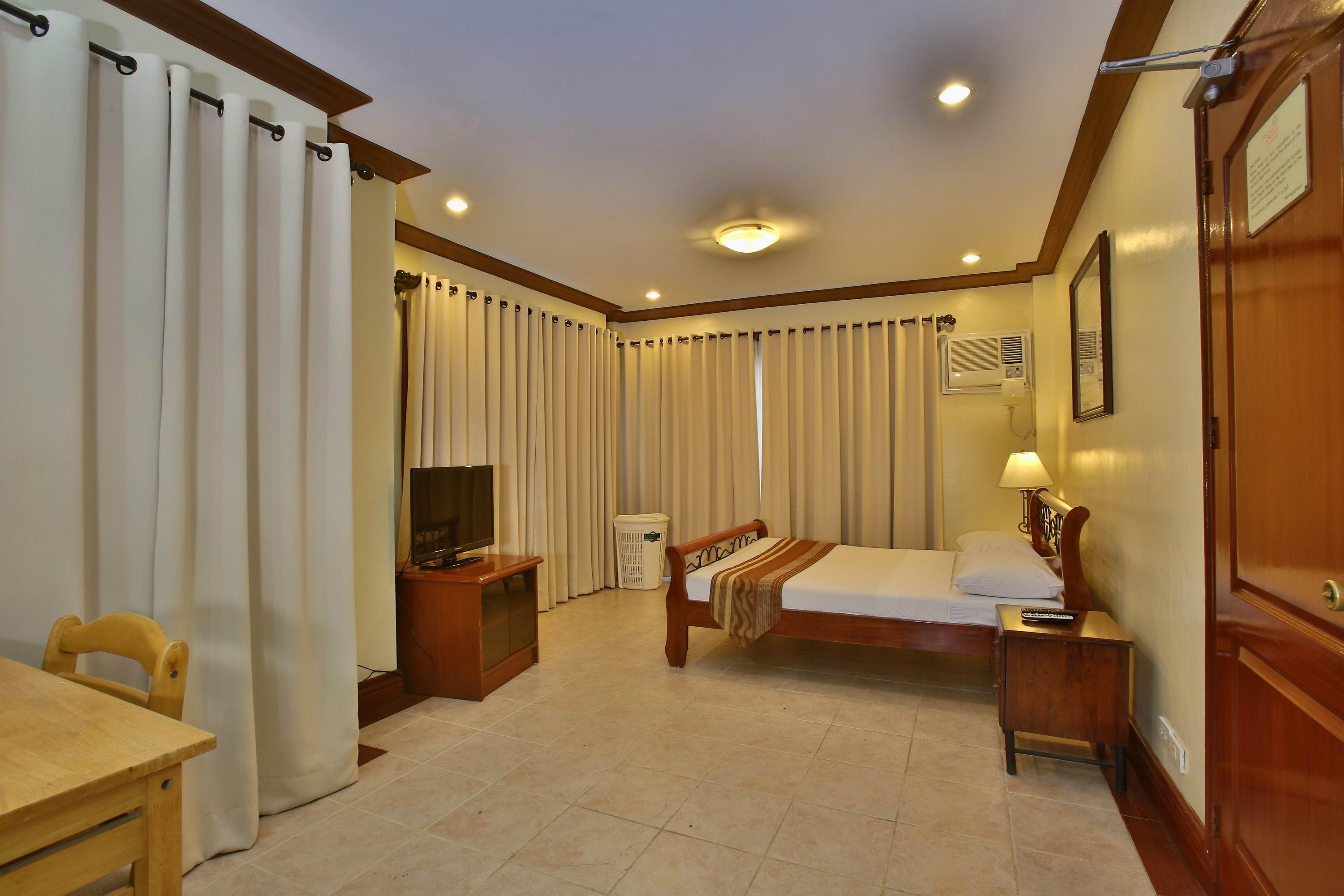 Crown Regency Suites Mactan Lapu-Lapu City Zewnętrze zdjęcie