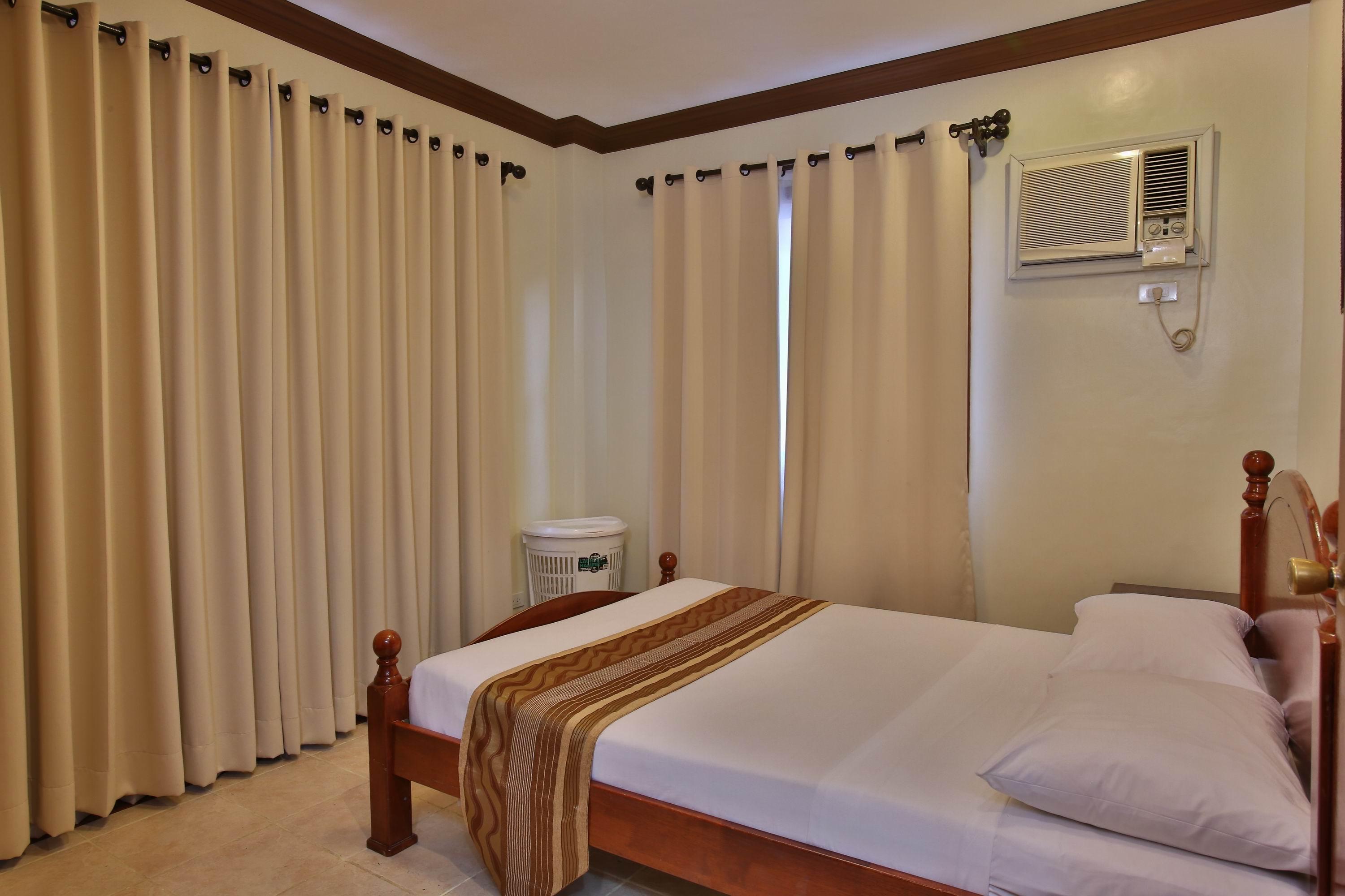 Crown Regency Suites Mactan Lapu-Lapu City Zewnętrze zdjęcie
