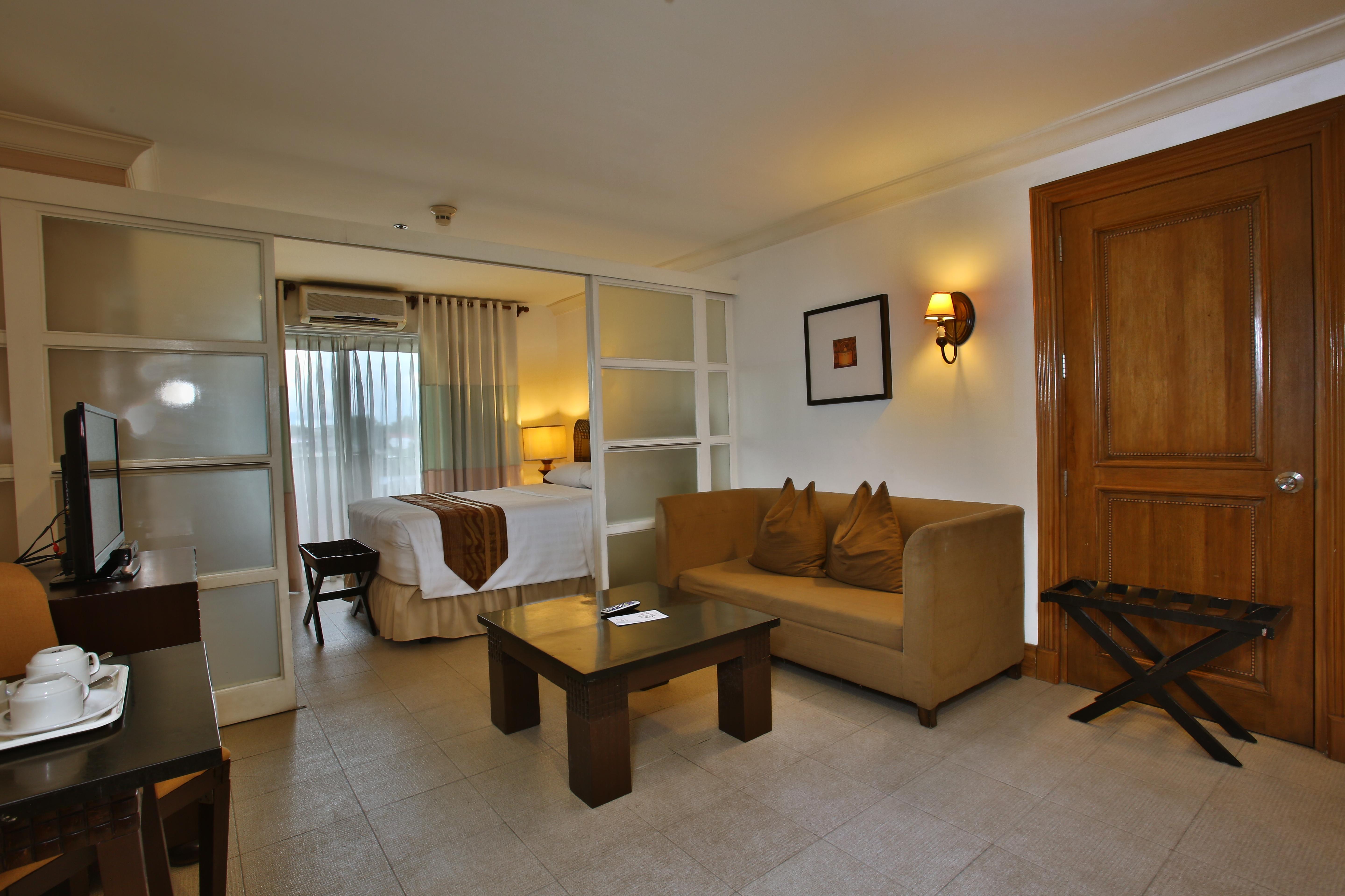 Crown Regency Suites Mactan Lapu-Lapu City Zewnętrze zdjęcie